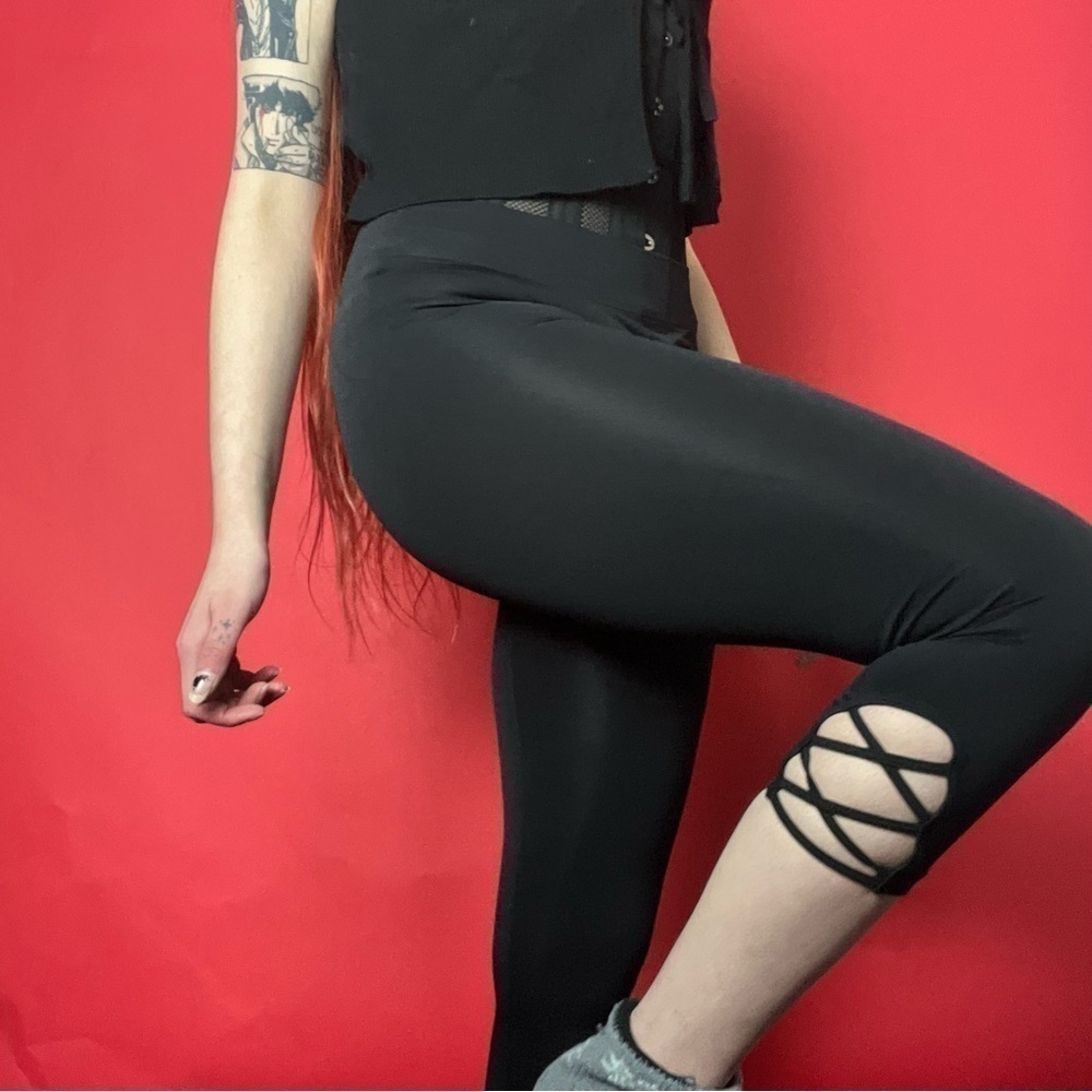 Capri leggings with lace up / corset detailing 🖤🤍